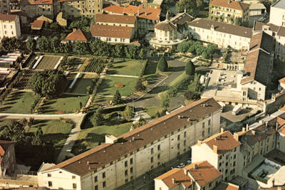 Les jardins et les bâtiments côté chapelle de l'hôpital Sainte-Madeleine