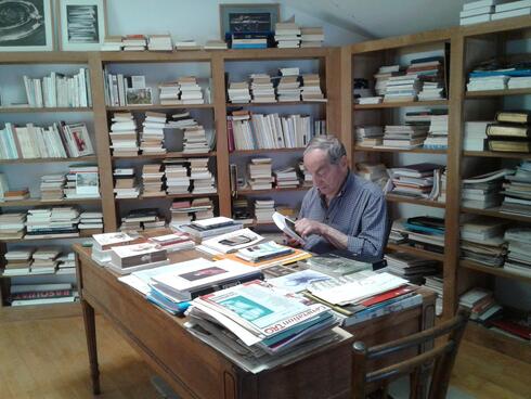 Charles Juliet dans son bureau à Jujurieux, 2023