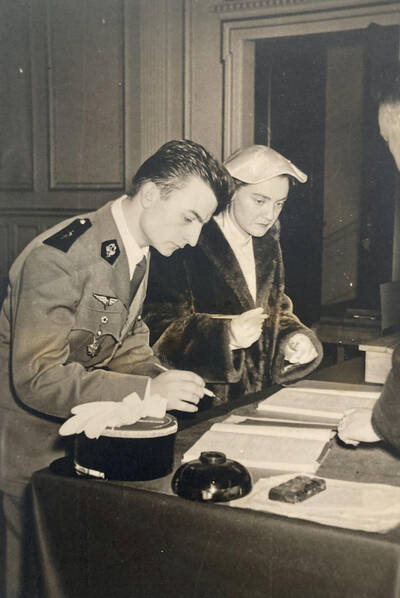 Mariage de Charles Juliet et M.-L. Bourg, Mairie du 6e à Lyon, 1956