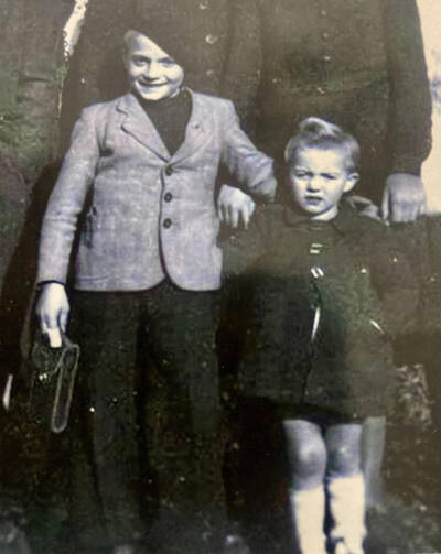 Charles Juliet (gauche) et Claude Ruffieux (droite), son frère de lait, 1945 